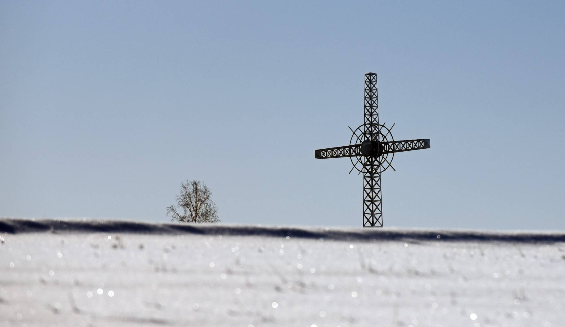 Postawili monumentalny krzyż w połowie drogi między Wawelem a Giewontem