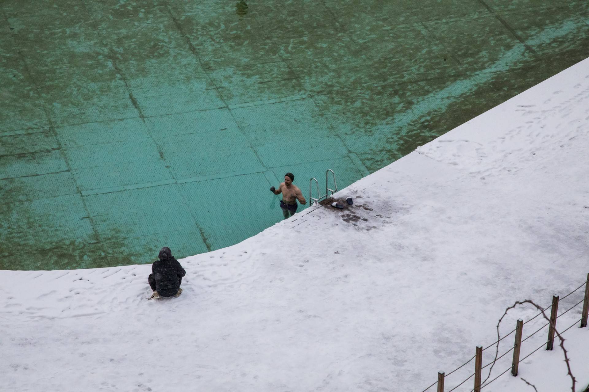 Uroki zimy na krakowskim Zakrzówku, pływanie na własną odpowiedzialność