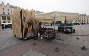 Stoisko kwiaciarek na Rynku: z tym uzupełnieniem wygląda lepiej?