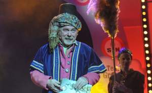 Z taczkami, łopatą, pistoletem i w kostiumie: epoka Jacka Majchrowskiego