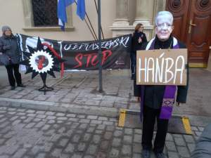 Protest przed magistratem: "urząd to nie kuria"