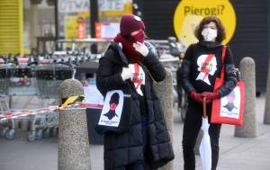 W maseczkach z charakterystyczną błyskawicą, protest w kolejce
