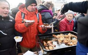 Tysiące bezdomnych na Rynku, Wigilia dla potrzebujących