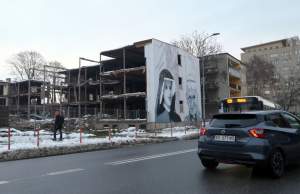 Znikający koszmarny mural z papieżem i siostrą Faustyną