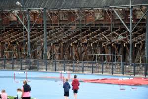 Rozbiórka zabytkowej trybuny na stadionie Wawelu