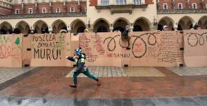 Zbudowali na Rynku tekturowy mur i go obalili.  "Murowana katastrofa"