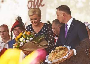 A po urlopie Prezydent z żoną pojechał na dożynki...