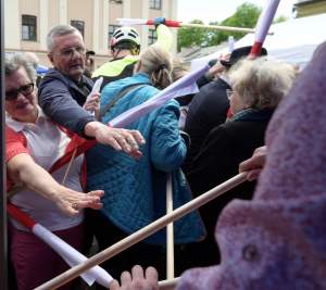 Tłum szturmował stoisko z flagami, biało-czerwony piknik na Małym Rynku