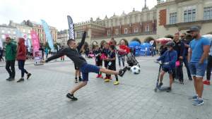 Co oni wyrabiali na Rynku, nawet deszcz ich nie zniechęcił