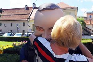 Przed protestem w obronie wolnych mediów. Kukła Dudy w akcji...