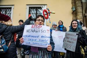 Dwie manifestacje przed kurią: za i przeciw Jędraszewskiemu