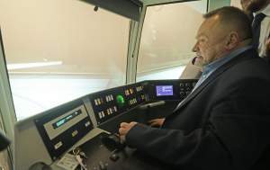Nie jest łatwo prowadzić tramwaj... Wiceprezydent próbował swoich sił na symulatorze