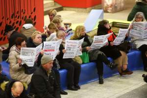 Brak kompromisu - premia dla PiS-u, flash mob na Dworcu Głównym