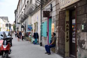 Czas się zatrzymał. Piękna choć zaniedbana ulica...