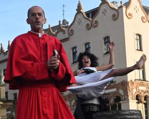 Ależ to było widowisko! Aktorzy, tancerze, muzycy, szczudlarze opanowali Kraków