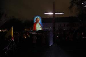 Mapping na Franciszkańskiej i czuwanie pod oknem papieskim