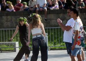 Turystów zachwycają krakowskie Wianki, letnie przesilenie pod Wawelem