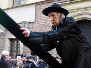 Oto człowiek na desce ostatniego ratunku