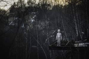 Przejmujące rzeźby w kamieniołomie pozostaną na stałe