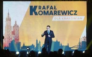 Szymon Hołownia w Hali Hutnika, na zewnątrz pikieta aktywistów