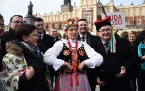 Najazd "łowców autografów": sprawdzona taktyka na krakowiankę i obwarzanka