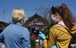 Przylatuje do Nowej Huty od 17 lat, witany jak celebryta