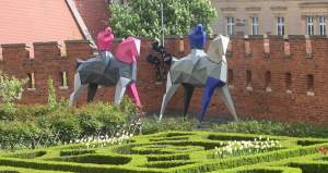 Takie Kontrasty w ogrodach Zamku Królewskiego na Wawelu.  Niedługo znikną...