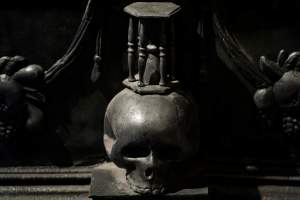 Portrety trumienne i cynowe sarkofagi. Intrygująca wystawa w krypcie w zamku Pieskowa Skała