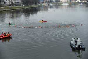 Lubią popływać w styczniu w Wiśle pod Wawelem