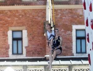 Wspinaczkowe szaleństwo na Rynku Głównym w Krakowie
