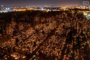 Kraków w blasku zniczy. Raz w roku taki widok