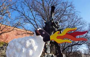 Waleczna owca obok Smoka Wawelskiego