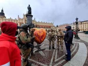 Wichura wolontariuszy WOŚP nie zniechęca, fot. Marek Lasyk