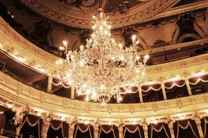 To nie  jest zwykły żyrandol, zużyte żarówki sprzedają się jak świeże bułeczki