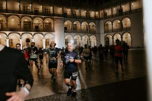 Niesamowita atmosfera nocnego biegania w Krakowie