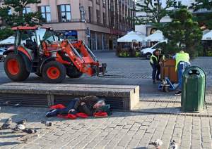Rynek Główny o poranku, godzina szósta minut trzydzieści...