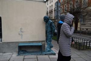 To po prostu fajny pomnik, Bohdan Smoleń wychodzi zza rogu