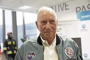 Ma 87 lat, był na Księżycu, jest w świetnej formie i odwiedził Kraków