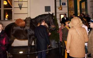 Gościem specjalnym na tym balu był... koń, wznieśli za niego toast