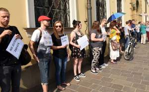 Niemy protest przed krakowską kurią po skandalicznej wypowiedzi metropolity