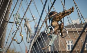 „Między wodą a niebem” wystawa rzeźb balansujących Jerzego Kędziory. Fot. Autor