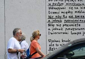 Poezja noblistki trafiła na płot, wyjątkowa wystawa na Dolnych Młynów