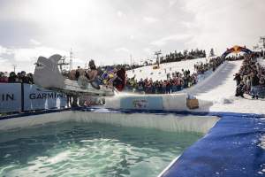Skoki do lodowatej wody, szalony konkurs na stoku