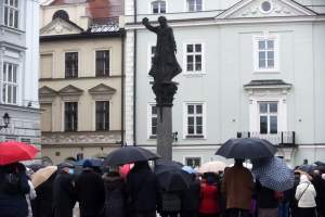 Jeden z najbardziej nieudanych pomników w Krakowie. Bronią go różańcem