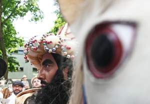 Dorota Segda i zaskakujące spotkania na trasie pochodu Lajkonika