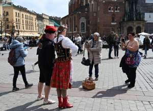 Turyści zachwyceni Jarmarkiem Wielkanocnym na Rynku Głównym