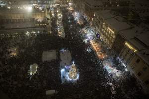 Choinka na krakowskim Rynku już w pełnym blasku