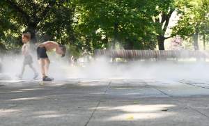 Fontanna na placu Axentowicza znów działa, tu można schładzać się bez obaw