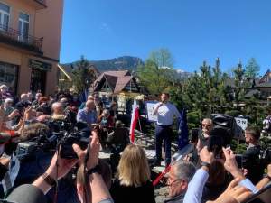 Tłumy na spotkaniach z Trzaskowskim w Małopolsce. Wołają "mamy dość"