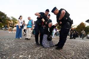 Starcie policji z babcią Kasią, czyli miesięcznica Kaczyńskiego na Wawelu